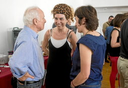 Joxe Azurmendi, Jule Goikoetxea eta Lorea Agirre, Iruñeko Katakraken, 2015ean, Jakinek UEUrekin batera antolatutako "Euskara naziogintzaren eta estatugintzaren erdian" jardunaldietan.