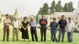 Luis Berrizbeitia, Joxe Azurmendi, Arantxa Urretabizkaia, Nemesio Etxanizen senidea, Joxe Mari Aranalde, Itxaro Borda, Iñigo Aranbarri eta Koldo Izagirrea 2000n, Susa argitaletxearen poesia bildumaren harira.