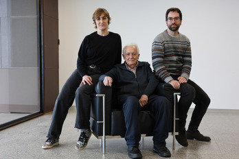 Kepa Enbeita, Lorea Agirre eta Haritz Azurmendi alboan dituela, Arantzazun egindako elkarrizketan.