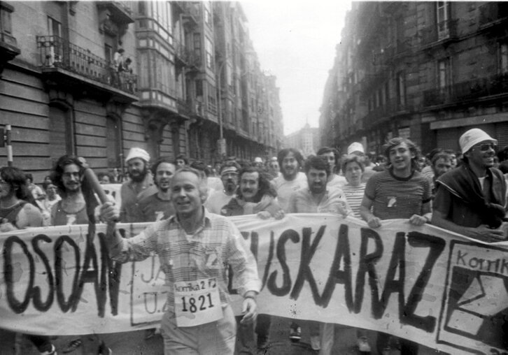 Joxe Azurmendi 1982an Donostian, Korrikaren bigarren edizioaren amaieran.