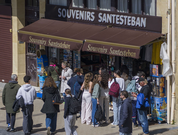 Turista multzo bat Donostian, joan den Aste Santuan.