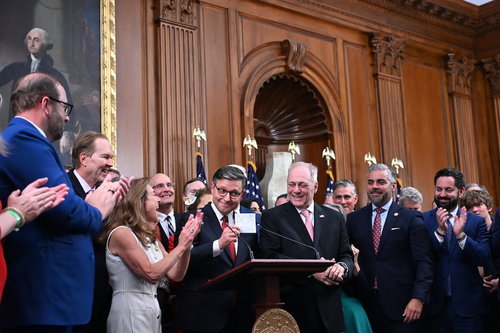 El presidente de la Cámara de Representantes, Mike Johnson, junto a legisladores republicanos, muestra el recuento final de la votación sobre el proyecto de ley fiscal.