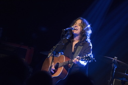 Anari se subirá al escenario junto a otros artistas.