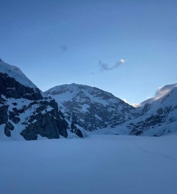 23 urteko alpinista estatubatuarra Denaliren hegoaldeko murrura hurbiltzen.