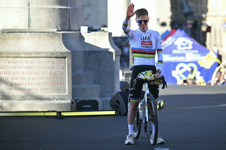 Pogacar saluda durante la presentación de equipos del Tour en Lille.