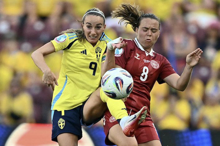 Asllani, que disputa su 11º gran torneo con Suecia, pugna con Snerle. (Fabrice Coffrini/AFP)