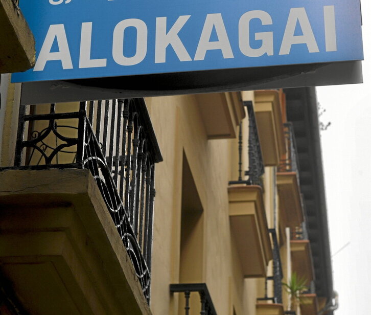 Cartel anunciando una vivienda en alquiler en Donostia.