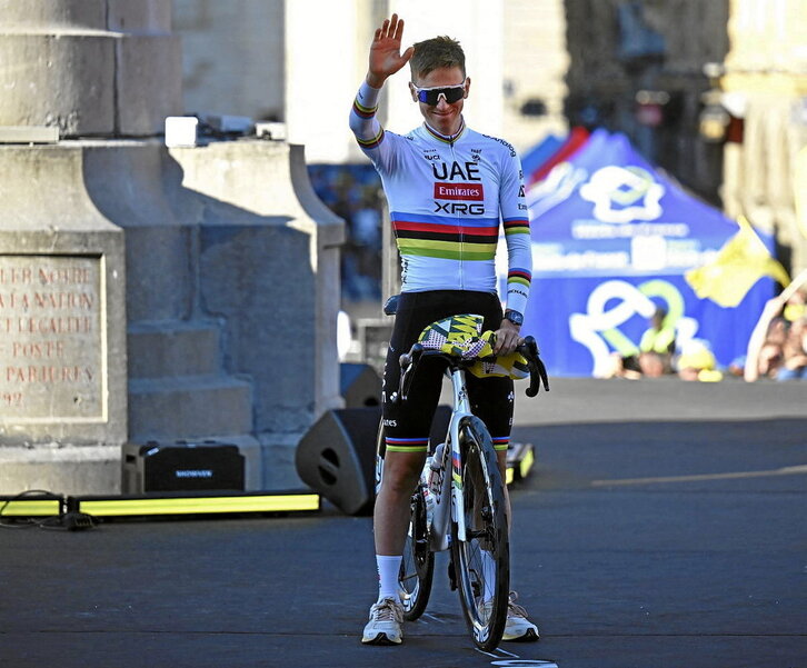 Pogacar saluda durante la presentación de equipos en Lille, de donde sale hoy el Tour.