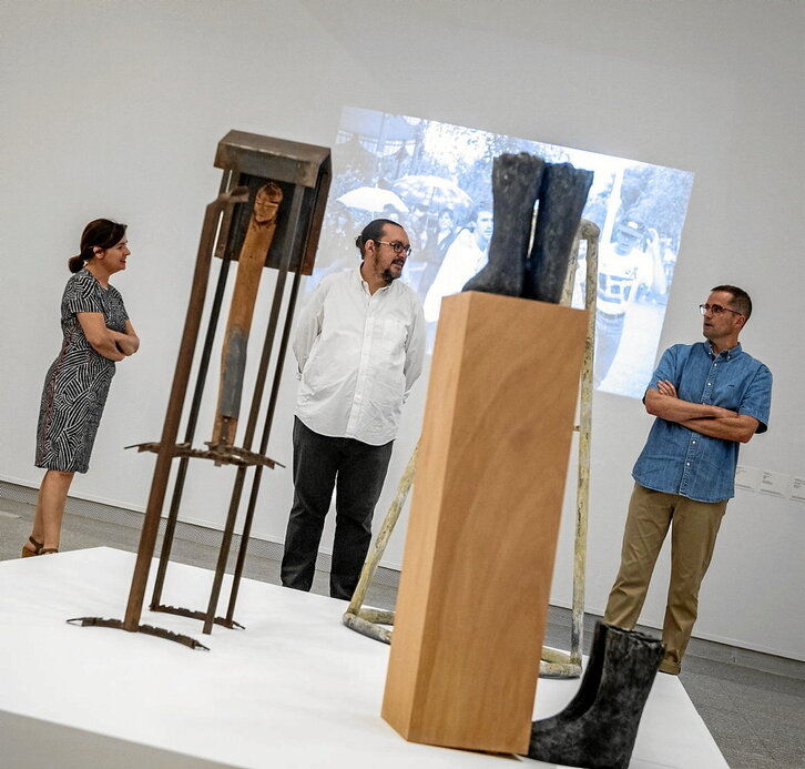 Los comisarios Leire Vergara, Sergio Rubira y Mikel Onandia, ayer en la muestra.