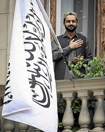 Izado de la enseña talibán en Moscú.