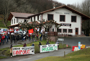 Izpegiko lepoan elkarretaratzea mugen itxieraren kontra
