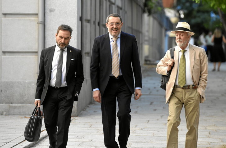 Jose Ruz LIC enpresako burua, irudian erdian,  eta bere abokatuak Auzitegi Gorenerako bidean.