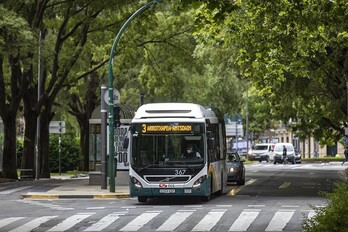 Una villavesa circulando por Iruñea en una imagen de archivo.