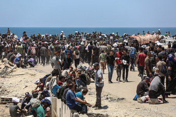 Palestinos esperan en el corredor Netzarim el reparto de alimentos.