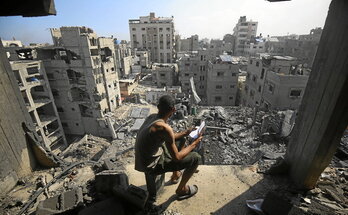 Un palestino observa la destrucción en el campamento de Al-Shati, en Ciudad de Gaza.