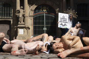 Un momento de la protesta de los antitaurinos en Iruñea.