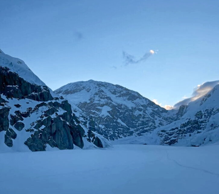 23 urteko alpinista estatubatuarra Denaliren hegoaldeko murrura hurbiltzen.