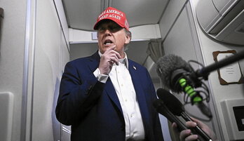 Donald Trump se dirige a la prensa en el interior del Air Force One.