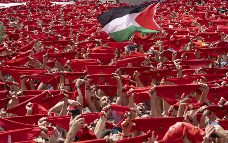 Palestinaren aldeko aldarria Iruñeko Udaletxe plazan.