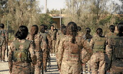 Zilan Afrin, comandante de un batallón de las Unidades de Protección de las Mujeres (YPJ), dirige a sus tropas.
