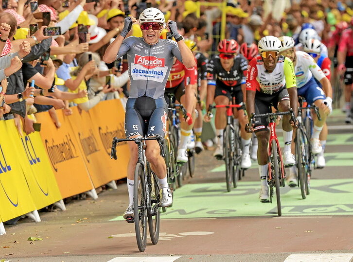 Jasper Philipsen, del Alpecin-Deceuninck, celebra su victoria al sprint en la primera etapa de este Tour.