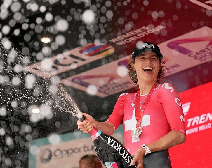 Marlen Reusser en el podio, con el maillot rosa.