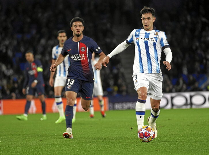 Martín Zubimendi conduce el balón en un partido contra el PSG en Anoeta.