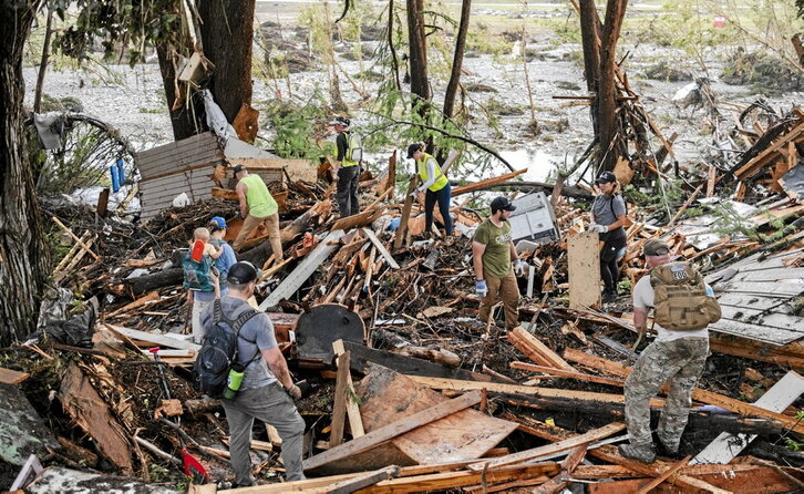 Jendea uholdeek utzitako anabasaren artean bila, Hunt herrian.