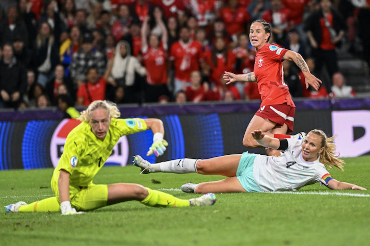 Runnarsdottir, Viggosdottir y Reuteler observan cómo entra el balón en la portería en el partido de la Eurocopa entre Suiza e Islandia.