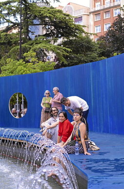 Lerro hauen ondoan,  «Monumental Splash». Beste orrialdean, ezkerrean, «Round about Baths», eta eskuinean, «A Third of Life».