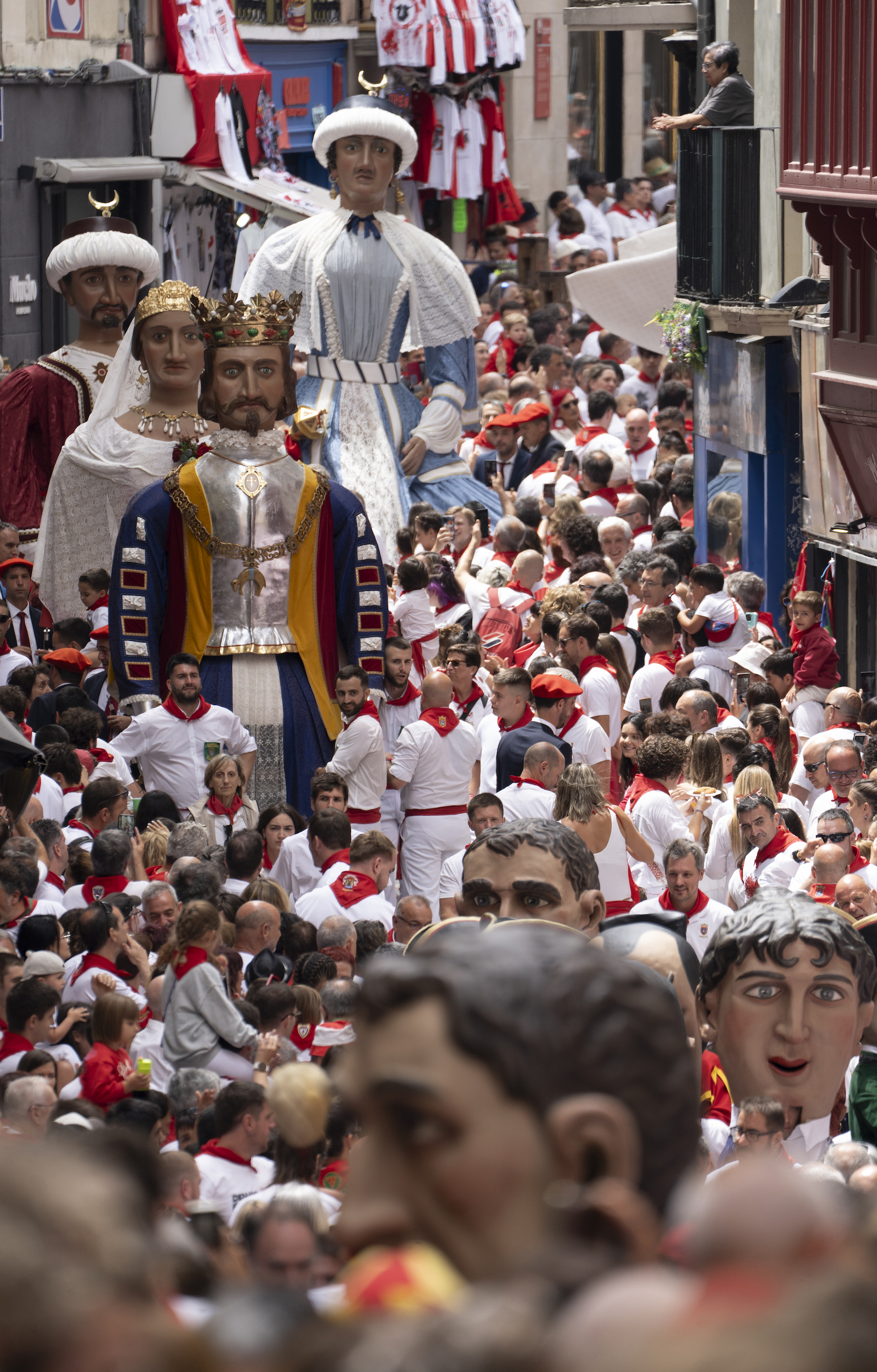 Los gigantes, bailando por Curia. (Jagoba MANTEROLA | FOKU)