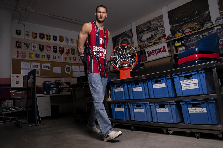 El capitán Sedekerskis luce la primera equipación.