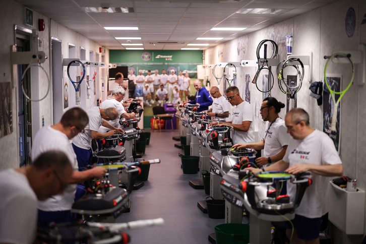 Varios trabajadores de Babolat, arreglando las raquetas en Wimbledon.