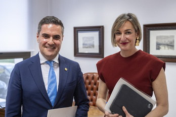 Los consejeros Mikel Jauregi y Maria Ubarretxena justifican la no creación de las comisiones según las leyes.