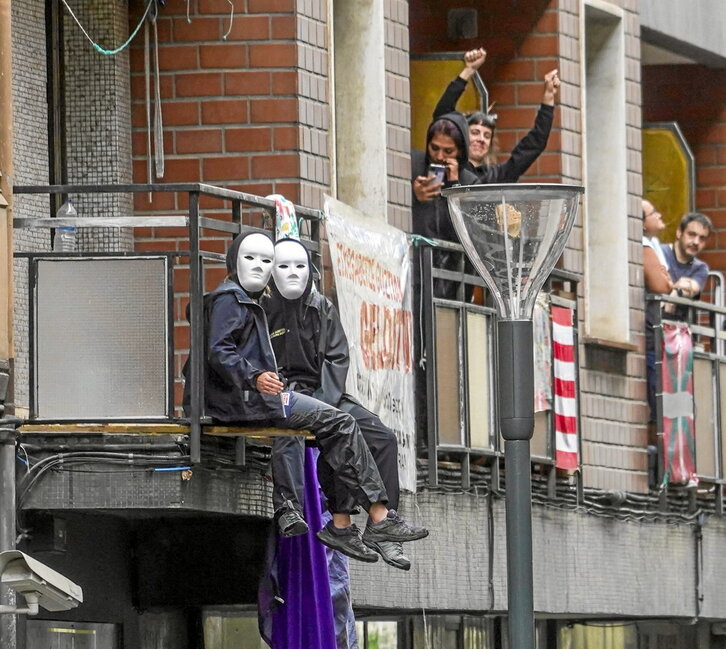 AZET sindikatuko bi kide kateatu ziren etxeko balkoian.