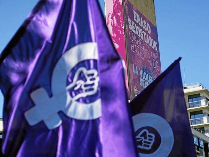 Banderas y carteles contra las agresiones sexuales.