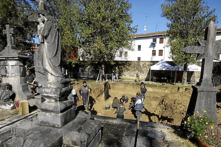 Labores de exhumación en el cementerio de Zornotza.