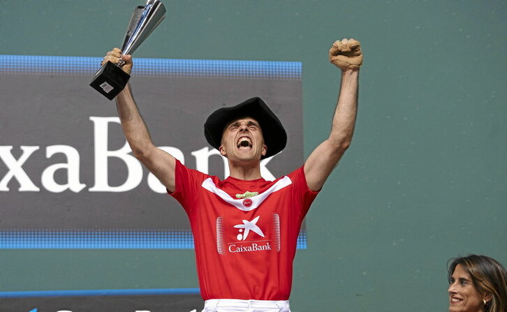 Jon Ander Peña celebra la victoria en el Cuatro y Medio de San Fermín.