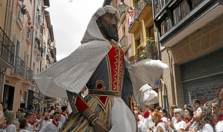 Arriba, el Zaldiko. Abajo, imagen de Gog.