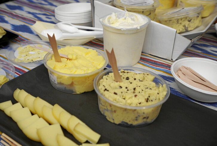 Gazta mota ezberdinak dastagai, azoka batean.