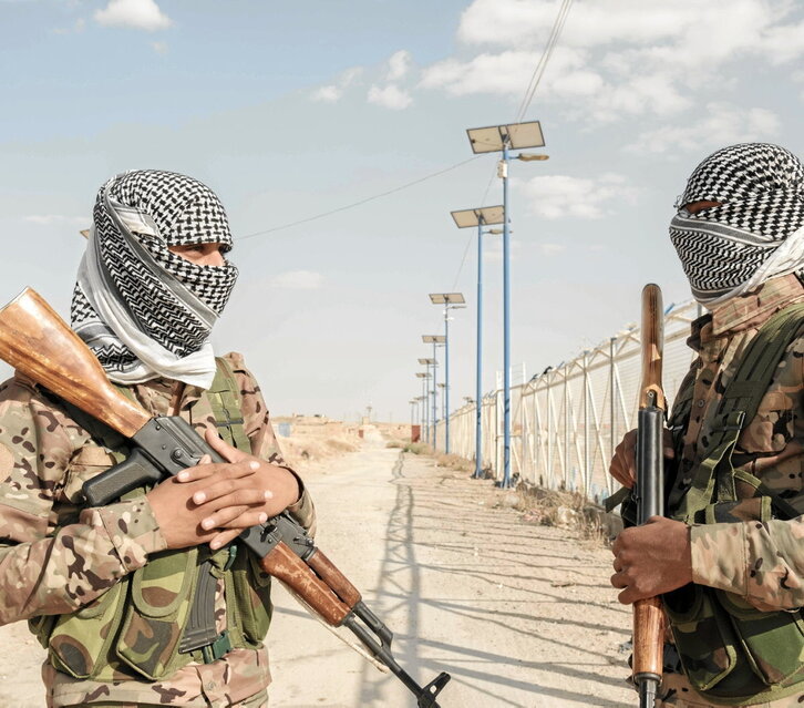 Dos combatientes de las   Unidades de Protección Popular (YPG) en Al-Hol.