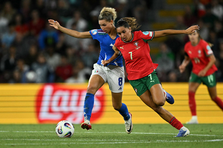 Pugna entre la defensora italiana Emma Severini y la atacante lusa Francisca Nazareth en la segunda jornada de la Eurocopa.