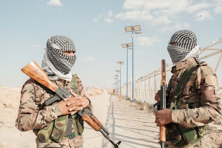 Dos combatientes de las Unidades de Protección Popular (YPG) en Al-Hol.