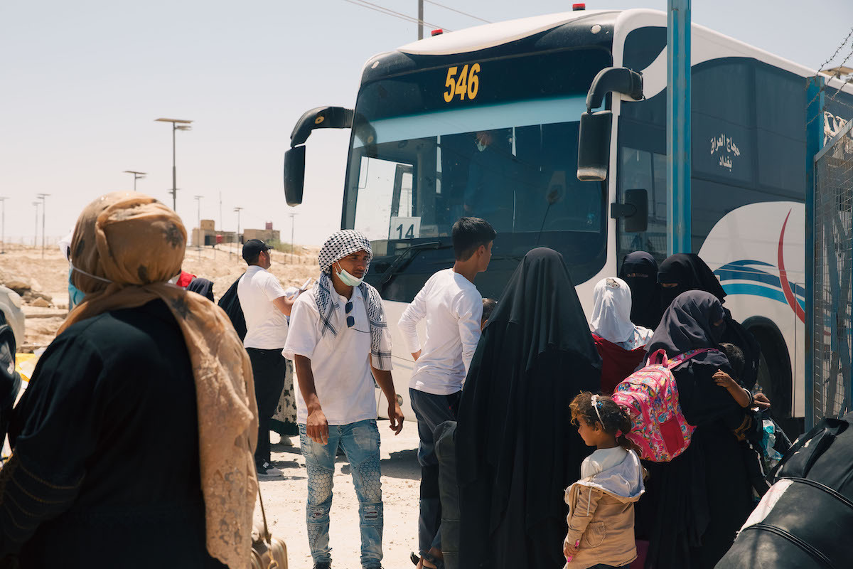 Un grupo de mujeres iraquíes espera a ser repatriado.