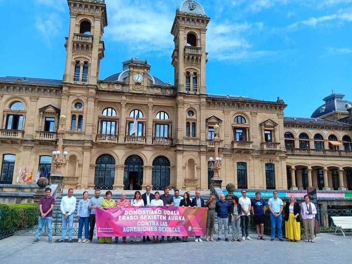Concentración de representantes municipales para denunciar la última agresión conocida.