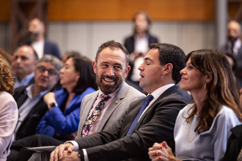El consejero Denis Itxaso, junto al lehendakari, en el acto de celebración del X Aniversario de la Ley de Vivienda.