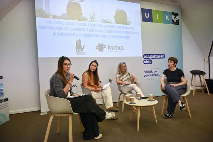La mesa redonda donde se ha presentado la oficina pública de trabajo de hogar. De izquierda a derecha, Janire Azcue, Jone Urionaguena, Kontxi Costa e Itziar Guerendiain.