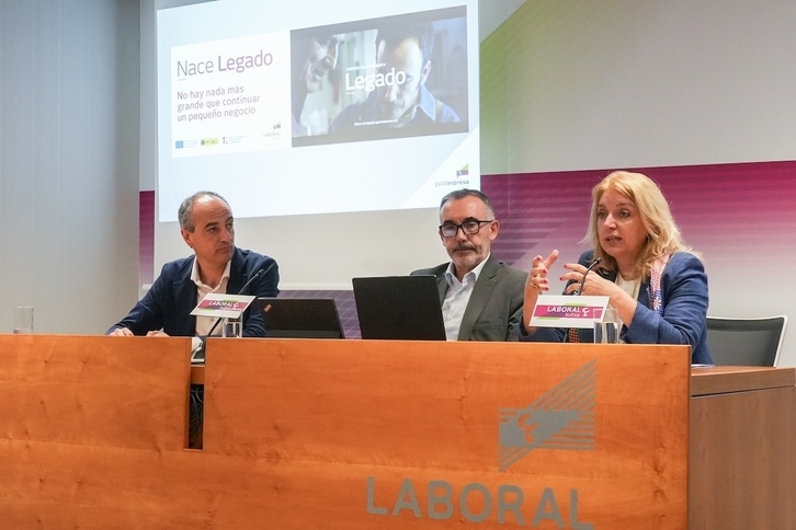 Ezkerretik eskumara Ibon Urgoiti, Francisco Pedraza eta Inma Ramos Laboral Kutxako Bilboko lurralde-egoitzan egindako agerraldian.