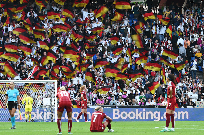 El abatimiento de las danesas contrasta con la alegría de la afición alemana, que ha abarrotado St. Jakob Park. (Miguel Medina/AFP)