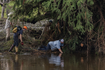 Equipos de rescate buscan supervivientes o restos en el río Guadalupe, en Hunt, Texas